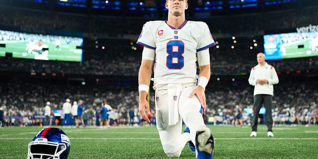 Daniel Jones #8 of the New York Giants warms up before kickoff against the Dallas Cowboys at MetLife Stadium on September 26, 2022 in East Rutherford, New Jersey. 