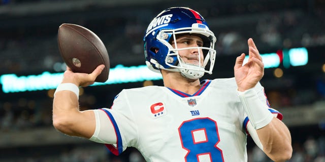 Daniel Jones #8 of the New York Giants warms up before kickoff against the Dallas Cowboys at MetLife Stadium on September 26, 2022 in East Rutherford, New Jersey.
