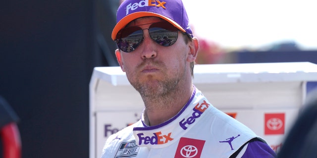 Denny Hamlin preparándose para conducir