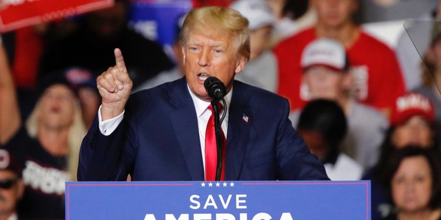 Voormalig president Trump spreekt op een campagnebijeenkomst in Youngstown, Ohio, zaterdag 17 september 2022. 