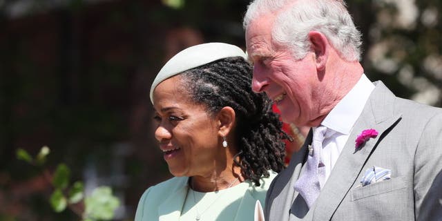 Doria Ragland, Meghan Markles mor, og deretter prins Charles forlater St. George's Chapel på Windsor Castle etter bryllupet til prins Harry og Meghan Markle 19. mai 2018.