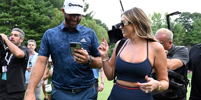 Dustin Johnson celebra con su esposa, Paulina Gretzky, después de ganar el LIV Golf Invitational - Boston en The Oaks Golf Course en The International el 4 de septiembre de 2022, en Bolton, Massachusetts.