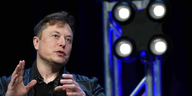 Le PDG de Tesla et SpaceX, Elon Musk, prend la parole lors de la conférence et exposition SATELLITE à Washington. 