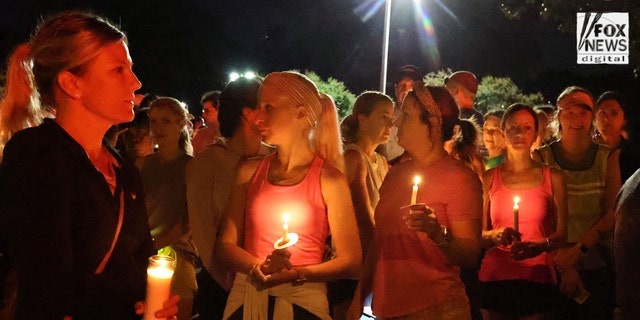 Más de mil personas se presentaron esta mañana (viernes) para una caminata/carrera para recordar a la maestra de escuela asesinada Eliza Fletcher.  La gente se congregó en la segunda iglesia presbiteriana de Memphis para caminar 4 millas en memoria del nombre de Eliza.  Se podía ver a muchos de los caminantes vistiendo camisetas con el logo "Termina la carrera de Liza."