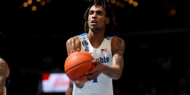 Emoni Bates #1 de los Memphis Tigers lanza un tiro libre contra los Murray State Racers durante un partido el 10 de diciembre de 2021 en el FedExForum de Memphis, Tennessee. Murray State derrotó a Memphis 74-72.