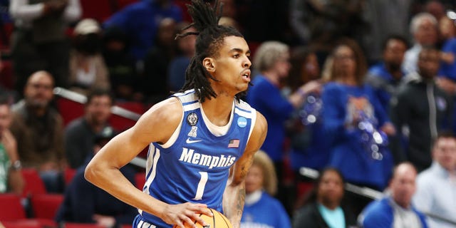Emoni Bates #1 de los Memphis Tigers atrapa el balón en la primera mitad contra los Boise State Broncos durante el primer juego del Torneo de Baloncesto Masculino de la NCAA 2022 en el Moda Center el 17 de marzo de 2022 en Portland, Oregon.
