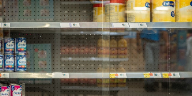 Prateleiras vazias de fórmula infantil são vistas em um Walmart Supercenter em 8 de julho de 2022, em Houston, Texas.