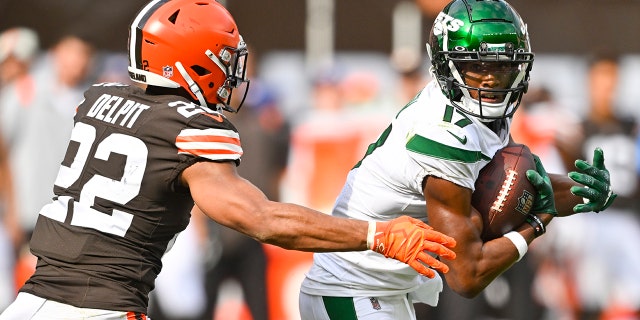 Browns safety Grant Delpit chases New York Jets wide receiver Garrett Wilson, Sunday, Sept. 18, 2022, in Cleveland.