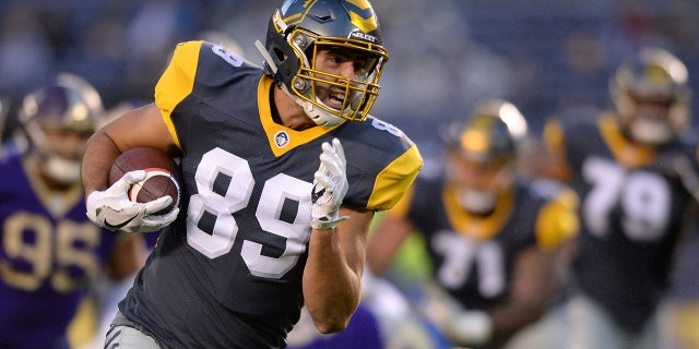 Feb 17, 2019; San Diego, CA, USA; San Diego Fleet tight end Gavin Escobar (89) runs with the ball after a catch during the first half against the Atlanta Legends at SDCCU Stadium.