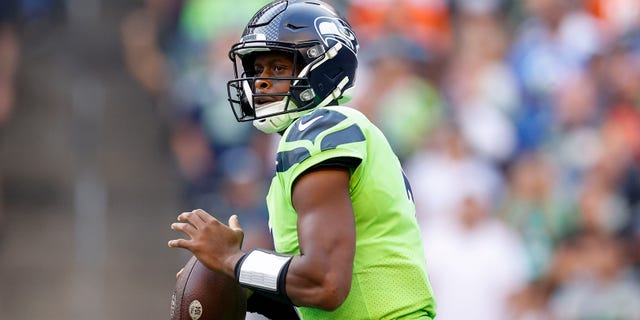 Geno Smith # 7 des Seahawks de Seattle recule au cours du premier quart-temps contre les Broncos de Denver au Lumen Field le 12 septembre 2022 à Seattle, Washington.