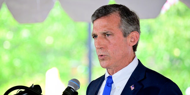 El gobernador de Delaware, John C. Carney Jr., habla en la ceremonia del Día de los Caídos en Delaware, en New Castle, DE, el 30 de mayo de 2019. 