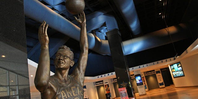 A statue of the Minneapolis Lakers' George Mikan.