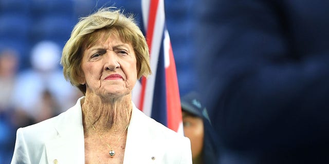 Margaret Court observa durante una ceremonia del Salón de la Fama del Tenis en el Abierto de Australia el 28 de enero de 2020 en Melbourne.