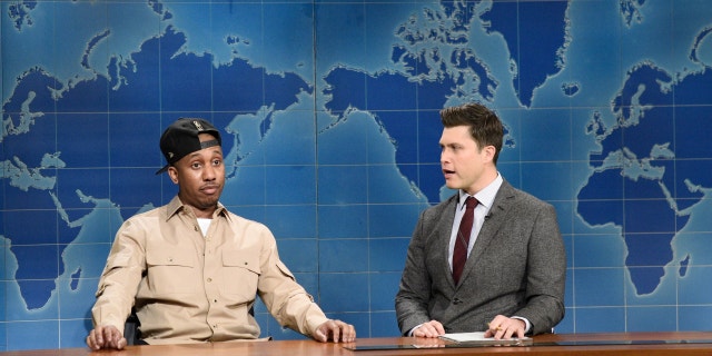 Chris Redd et l'ancre Colin Jost lors de la mise à jour du week-end en février 2020.
