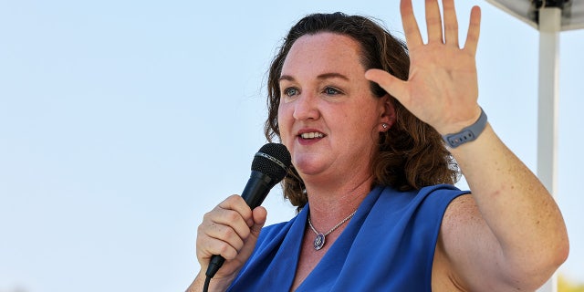 La représentante Katie Porter, D-Californie, organise une assemblée publique au Mike Ward Community Park à Irvine, en Californie, le 11 juillet 2021. (Robert Gauthier/Los Angeles Times via Getty Images)