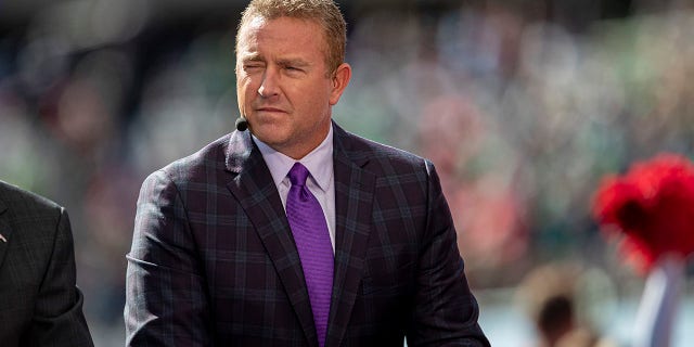 El anfitrión de ESPN College Gameday, Kirk Herbstreit, durante un partido de fútbol de 2021