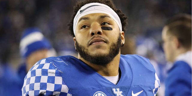 Kentucky Wildcats rennen achter Chris Rodriguez Jr. aan de zijlijn tijdens een wedstrijd tegen de Tennessee Volunteers op Kruger Field in Lexington, Kentucky, 6 november 2021. 