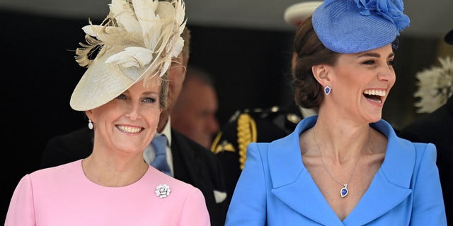 Sophie y Kate Middleton tienen una relación cercana y a menudo se las ve riéndose juntas.