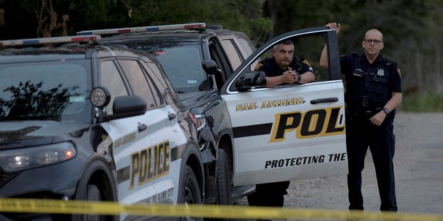 Oficiales de policía vigilan la escena de un evento de víctimas masivas de contrabando de personas en San Antonio, Texas, el 28 de junio de 2022. 