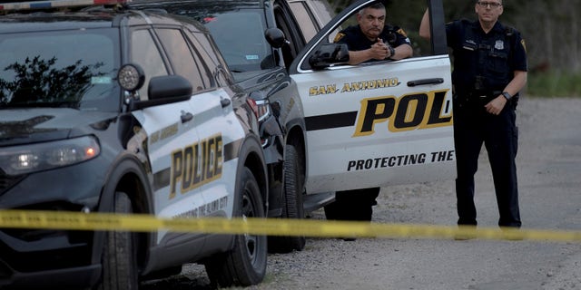 Oficiales de policía vigilan la escena de un evento de víctimas masivas de contrabando de personas en San Antonio, Texas, el 28 de junio de 2022. 