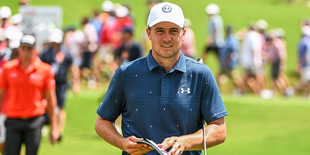 Jordan Spieth berjalan ke lubang kesembilan selama putaran final Tour Championship di East Lake Golf Club 28 Agustus 2022, di Atlanta. 