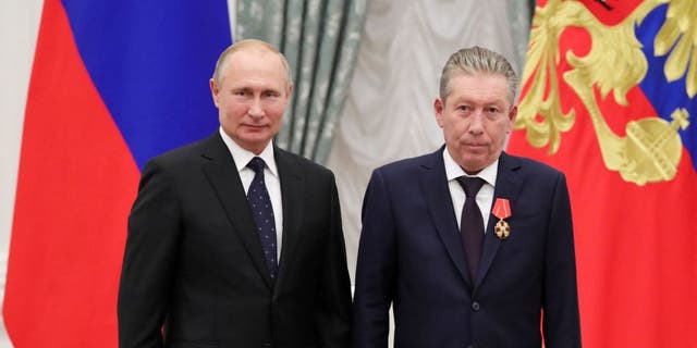 Le président russe Vladimir Poutine (à gauche) et le président du conseil d'administration de la compagnie pétrolière Lukoil Ravil Maganov (à droite) posent pour une photo lors d'une cérémonie au Kremlin à Moscou le 21 novembre 2019.