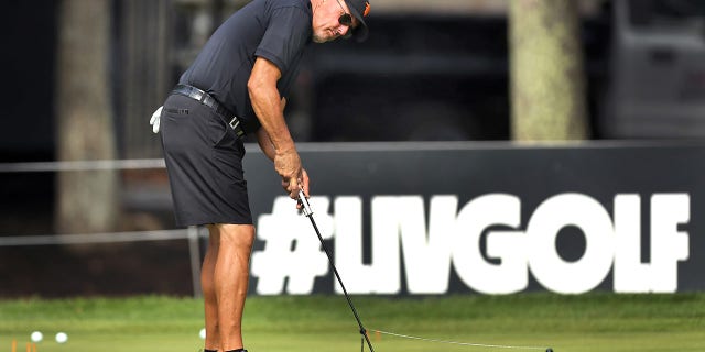 Phil Mickelson practica putting en LIV Golf Boston