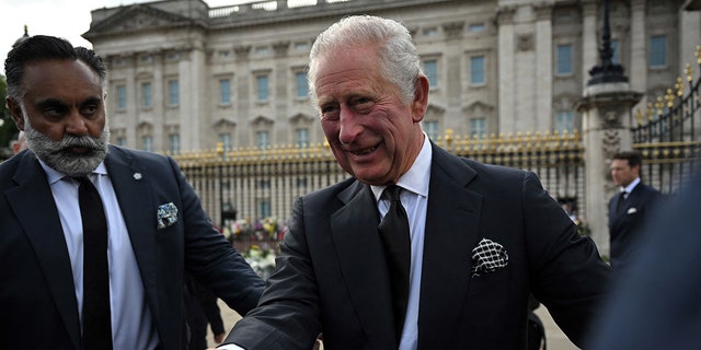 King Charles Iii Arrives To Massive Crowd Outside Buckingham Palace