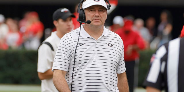 Huấn luyện viên trưởng Kirby Smart của Georgia Bulldogs bên lề trong trận đấu với Samford Bulldogs tại Sân vận động Sanford vào ngày 10 tháng 9 năm 2022 ở Athens, Georgia.