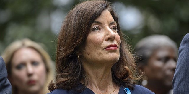 La gouverneure de New York, Kathy Hochul, assiste à une cérémonie au National September 11 Memorial Museum à New York, aux États-Unis, le dimanche 11 septembre 2022.