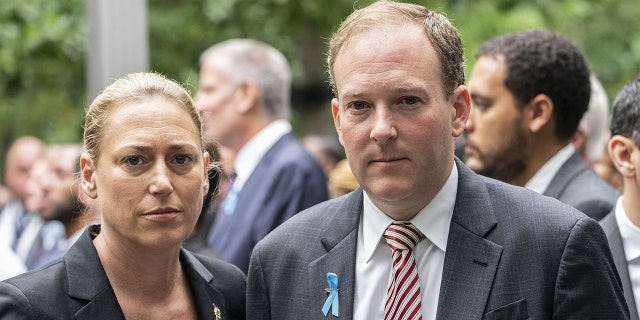 Alison Esposito et Lee Zeldin, républicains respectivement lieutenant-gouverneur et gouverneur de New York, assistent à la commémoration du 21e anniversaire du 11 septembre au WTC à New York le 11 septembre 2022.