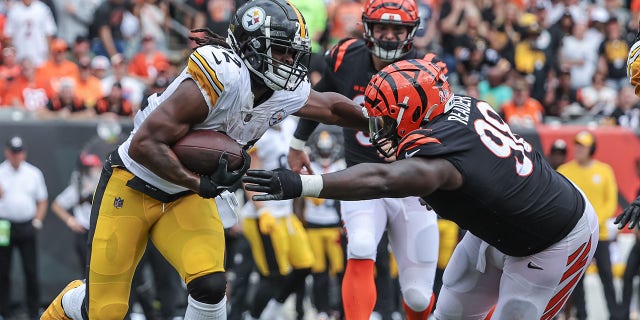 Najee Harris of the Pittsburgh Steelers runs the ball against the Bengals at Paul Brown Stadium on Sept. 11, 2022, in Cincinnati, Ohio.