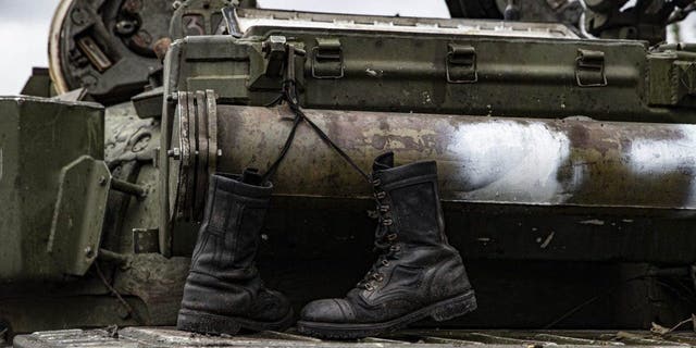 2022 m. rugsėjo 14 d. Izyum mieste, Charkovo srityje, Ukrainoje, tęsiantis Rusijos ir Ukrainos karui, matoma apgadinta Rusijos karinė transporto priemonė ir batai.