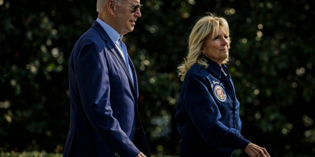 WASHINGTON, DC: Il presidente degli Stati Uniti Joe Biden e la First Lady Jill Biden salgono a bordo del Marine One nel South Lawn della Casa Bianca.