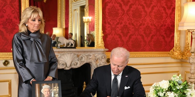 El presidente Biden, la primera dama Jill Biden y otros líderes respetan a la reina mientras descansa en el estado