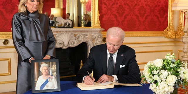 El presidente Biden, la primera dama Jill Biden y otros líderes respetan a la reina mientras descansa en el estado