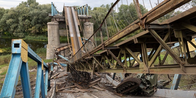 ISYUM, Ucrânia - 20 DE SETEMBRO: Um tanque russo e uma ponte destruída são vistos em 20 de setembro de 2022 em Izyum, Ucrânia.  Os russos ocuparam Iseum desde 1º de abril, causando grande destruição e morte à pequena cidade.  Nas últimas semanas, as forças ucranianas recapturaram aldeias a leste e ao sul de Kharkiv, à medida que as forças russas se retiravam das áreas que ocupavam desde o início da guerra. 