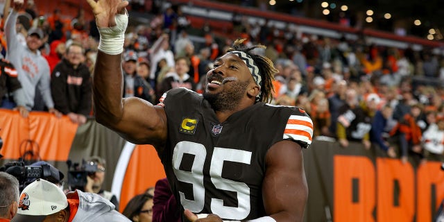 El ala defensiva de los Cleveland Browns, Myles Garrett (95), arroja su guante a las gradas cuando abandona el campo después del partido entre los Pittsburgh Steelers y los Cleveland Browns el 22 de septiembre de 2022 en el FirstEnergy Stadium en Cleveland, OH. 