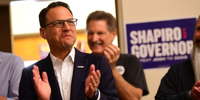 Le candidat démocrate au poste de gouverneur de Pennsylvanie, le procureur général Josh Shapiro, réagit lors de discours d'introduction lors d'un événement du comté de Northampton.
