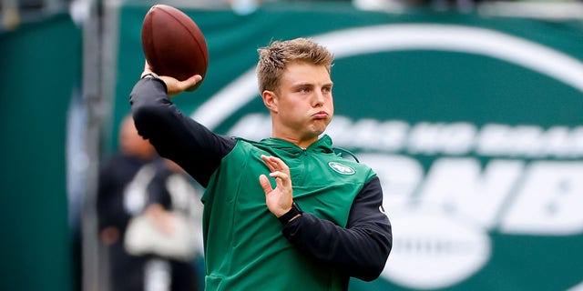 New York Jets quarterback Zach Wilson warms up before the Cincinnati Bengals game on September 25, 2022 at MetLife Stadium in East Rutherford, New Jersey.