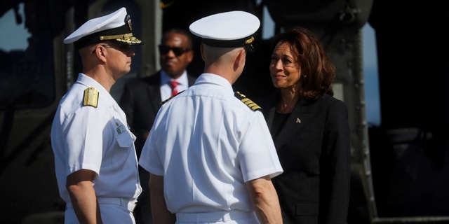 Des membres de l'armée saluent le vice-président américain Kamala Harris à la base navale de Yokosuka, préfecture de Kanagawa, le 28 septembre 2022. 