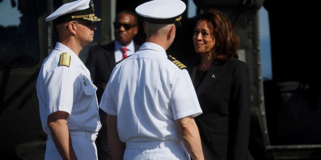 Leden van het leger begroeten de Amerikaanse vice-president Kamala Harris op 28 september 2022 op de marinebasis in Yokosuka, prefectuur Kanagawa. 