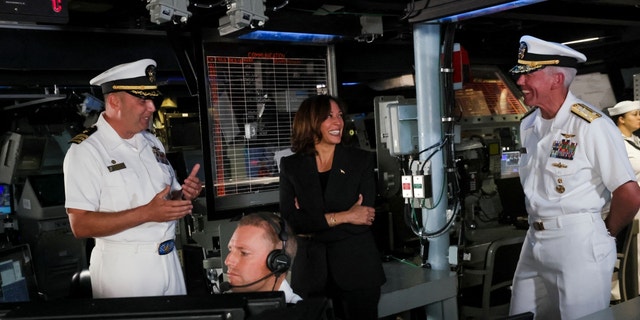 Le vice-président américain Kamala Harris est informé par le personnel de la marine américaine au Centre d'information sur le combat (CIC) à bord de l'USS Howard à la base navale de Yokosuka, préfecture de Kanagawa, le 28 septembre 2022.