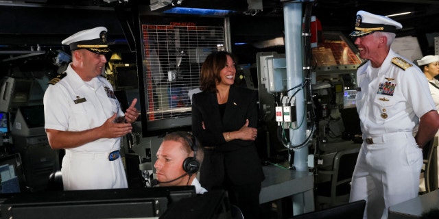 De Amerikaanse vice-president Kamala Harris wordt op 28 september 2022 geïnformeerd door personeel van de Amerikaanse marine in het Combat Information Center (CIC) aan boord van de USS Howard op marinebasis Yokosuka, prefectuur Kanagawa.