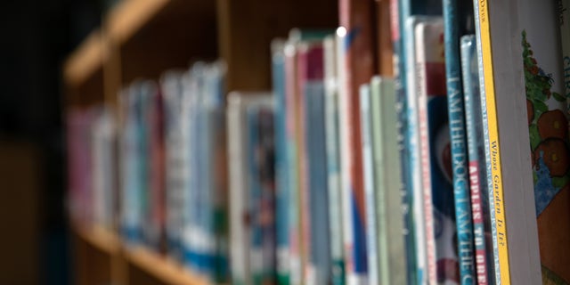 Des étagères de livres de bibliothèque se reflètent dans le centre multimédia de la Newfield Elementary School à Stamford, Connecticut.