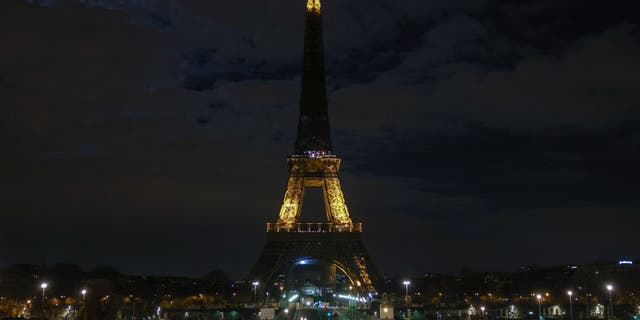 The Eiffel Tower plunges into darkness as part of Europe "energetic sobriety" plan to combat rising energy costs.