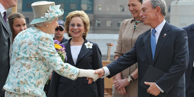 La reine Elizabeth II est accueillie par le maire de New York, Michael Bloomberg, au World Trade Center, le 6 juillet 2010, à New York.