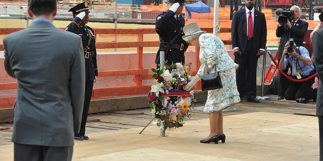 La reine Elizabeth II visite le World Trade Center le 6 juillet 2010 à New York. 