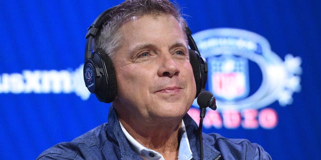 Były trener NFL, Sean Payton, przemawia podczas wywiadu w SiriusXM podczas Super Bowl LVI, 11 lutego 2022 r. W Los Angeles. 