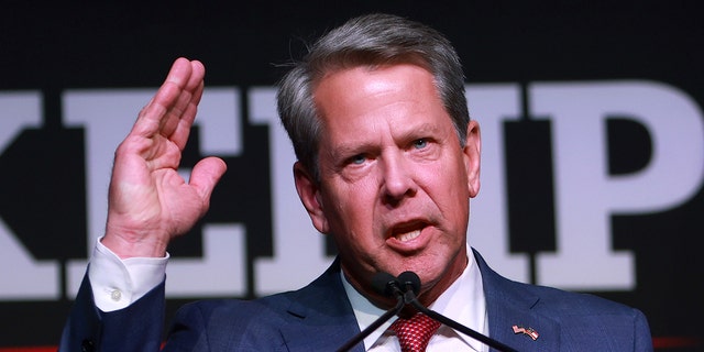 Le gouverneur républicain de Géorgie, Brian Kemp, prend la parole lors de sa soirée électorale primaire au Chick-fil-A College Football Hall of Fame le 24 mai 2022 à Atlanta, en Géorgie.